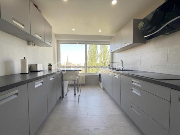 Situé au 7ème étage dans une résidence sécurisée construite en 1972, découvrez ce bel appartement de 78 m² offrant de beaux volumes et de nombreux atouts au centre de Mulhouse.

Vous recherchez un appartement spacieux, lumineux et évolutif ? Découvrez ce T3 de 78 m² offrant la possibilité de créer une 3ᵉ chambre, idéal pour une famille.

 Ses atouts :

2 chambres avec possibilité d'une 3ᵉ
Séjour lumineux
Cuisine équipée
Salle d'eau avec douche à l'italienne, toilette séparé
Nombreux rangements
Garage privatif
Cave de 10 m²
Ascenseur
Vue dégagée

 Chauffage collectif au gaz avec compteur individuel (répartition selon consommation)

 Prix : 145 000 €
 Taxe foncière : 1 388 €/an
 Charges de copropriété : 306 €/mois (incluant notamment le chauffage collectif)

 Une visite s'impose pour découvrir tout le potentiel de ce bien !
