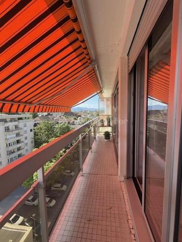 Situé au 7ème étage dans une résidence sécurisée construite en 1972, découvrez ce bel appartement de 78 m² offrant de beaux volumes et de nombreux atouts au centre de Mulhouse.

Vous recherchez un appartement spacieux, lumineux et évolutif ? Découvrez ce T3 de 78 m² offrant la possibilité de créer une 3ᵉ chambre, idéal pour une famille.

 Ses atouts :

2 chambres avec possibilité d'une 3ᵉ
Séjour lumineux
Cuisine équipée
Salle d'eau avec douche à l'italienne, toilette séparé
Nombreux rangements
Garage privatif
Cave de 10 m²
Ascenseur
Vue dégagée

 Chauffage collectif au gaz avec compteur individuel (répartition selon consommation)

 Prix : 145 000 €
 Taxe foncière : 1 388 €/an
 Charges de copropriété : 306 €/mois (incluant notamment le chauffage collectif)

 Une visite s'impose pour découvrir tout le potentiel de ce bien !