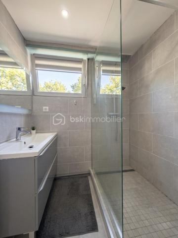 Situé au 7ème étage dans une résidence sécurisée construite en 1972, découvrez ce bel appartement de 78 m² offrant de beaux volumes et de nombreux atouts au centre de Mulhouse.

Vous recherchez un appartement spacieux, lumineux et évolutif ? Découvrez ce T3 de 78 m² offrant la possibilité de créer une 3ᵉ chambre, idéal pour une famille.

 Ses atouts :

2 chambres avec possibilité d'une 3ᵉ
Séjour lumineux
Cuisine équipée
Salle d'eau avec douche à l'italienne, toilette séparé
Nombreux rangements
Garage privatif
Cave de 10 m²
Ascenseur
Vue dégagée

 Chauffage collectif au gaz avec compteur individuel (répartition selon consommation)

 Prix : 145 000 €
 Taxe foncière : 1 388 €/an
 Charges de copropriété : 306 €/mois (incluant notamment le chauffage collectif)

 Une visite s'impose pour découvrir tout le potentiel de ce bien !