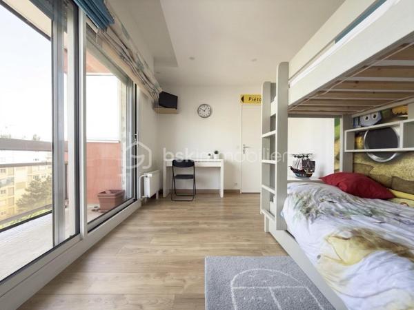 Situé au 7ème étage dans une résidence sécurisée construite en 1972, découvrez ce bel appartement de 78 m² offrant de beaux volumes et de nombreux atouts au centre de Mulhouse.

Vous recherchez un appartement spacieux, lumineux et évolutif ? Découvrez ce T3 de 78 m² offrant la possibilité de créer une 3ᵉ chambre, idéal pour une famille.

 Ses atouts :

2 chambres avec possibilité d'une 3ᵉ
Séjour lumineux
Cuisine équipée
Salle d'eau avec douche à l'italienne, toilette séparé
Nombreux rangements
Garage privatif
Cave de 10 m²
Ascenseur
Vue dégagée

 Chauffage collectif au gaz avec compteur individuel (répartition selon consommation)

 Prix : 145 000 €
 Taxe foncière : 1 388 €/an
 Charges de copropriété : 306 €/mois (incluant notamment le chauffage collectif)

 Une visite s'impose pour découvrir tout le potentiel de ce bien !