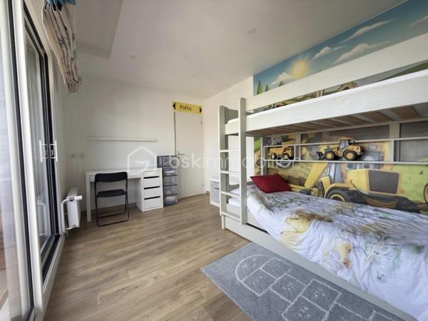 Situé au 7ème étage dans une résidence sécurisée construite en 1972, découvrez ce bel appartement de 78 m² offrant de beaux volumes et de nombreux atouts au centre de Mulhouse.

Vous recherchez un appartement spacieux, lumineux et évolutif ? Découvrez ce T3 de 78 m² offrant la possibilité de créer une 3ᵉ chambre, idéal pour une famille.

 Ses atouts :

2 chambres avec possibilité d'une 3ᵉ
Séjour lumineux
Cuisine équipée
Salle d'eau avec douche à l'italienne, toilette séparé
Nombreux rangements
Garage privatif
Cave de 10 m²
Ascenseur
Vue dégagée

 Chauffage collectif au gaz avec compteur individuel (répartition selon consommation)

 Prix : 145 000 €
 Taxe foncière : 1 388 €/an
 Charges de copropriété : 306 €/mois (incluant notamment le chauffage collectif)

 Une visite s'impose pour découvrir tout le potentiel de ce bien !