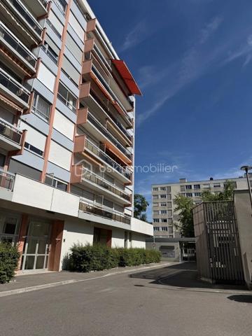 Situé au 7ème étage dans une résidence sécurisée construite en 1972, découvrez ce bel appartement de 78 m² offrant de beaux volumes et de nombreux atouts au centre de Mulhouse.

Vous recherchez un appartement spacieux, lumineux et évolutif ? Découvrez ce T3 de 78 m² offrant la possibilité de créer une 3ᵉ chambre, idéal pour une famille.

 Ses atouts :

2 chambres avec possibilité d'une 3ᵉ
Séjour lumineux
Cuisine équipée
Salle d'eau avec douche à l'italienne, toilette séparé
Nombreux rangements
Garage privatif
Cave de 10 m²
Ascenseur
Vue dégagée

 Chauffage collectif au gaz avec compteur individuel (répartition selon consommation)

 Prix : 145 000 €
 Taxe foncière : 1 388 €/an
 Charges de copropriété : 306 €/mois (incluant notamment le chauffage collectif)

 Une visite s'impose pour découvrir tout le potentiel de ce bien !
