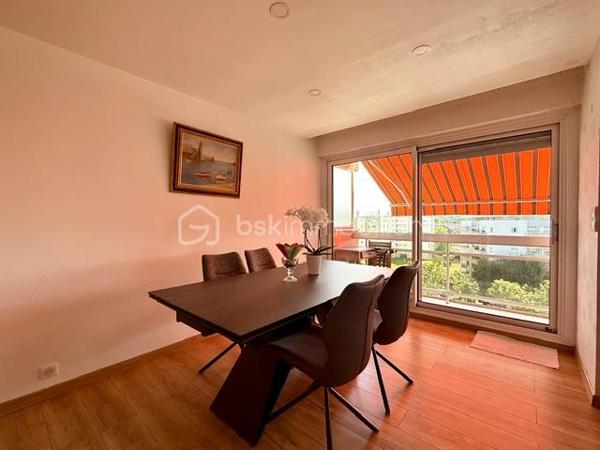 Situé au 7ème étage dans une résidence sécurisée construite en 1972, découvrez ce bel appartement de 78 m² offrant de beaux volumes et de nombreux atouts au centre de Mulhouse.

Vous recherchez un appartement spacieux, lumineux et évolutif ? Découvrez ce T3 de 78 m² offrant la possibilité de créer une 3ᵉ chambre, idéal pour une famille.

 Ses atouts :

2 chambres avec possibilité d'une 3ᵉ
Séjour lumineux
Cuisine équipée
Salle d'eau avec douche à l'italienne, toilette séparé
Nombreux rangements
Garage privatif
Cave de 10 m²
Ascenseur
Vue dégagée

 Chauffage collectif au gaz avec compteur individuel (répartition selon consommation)

 Prix : 145 000 €
 Taxe foncière : 1 388 €/an
 Charges de copropriété : 306 €/mois (incluant notamment le chauffage collectif)

 Une visite s'impose pour découvrir tout le potentiel de ce bien !