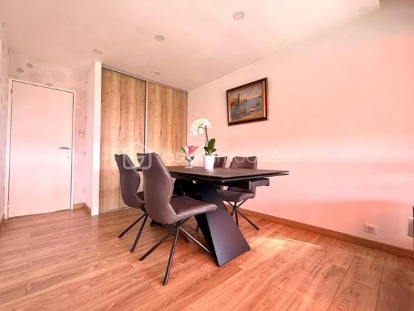 Situé au 7ème étage dans une résidence sécurisée construite en 1972, découvrez ce bel appartement de 78 m² offrant de beaux volumes et de nombreux atouts au centre de Mulhouse.

Vous recherchez un appartement spacieux, lumineux et évolutif ? Découvrez ce T3 de 78 m² offrant la possibilité de créer une 3ᵉ chambre, idéal pour une famille.

 Ses atouts :

2 chambres avec possibilité d'une 3ᵉ
Séjour lumineux
Cuisine équipée
Salle d'eau avec douche à l'italienne, toilette séparé
Nombreux rangements
Garage privatif
Cave de 10 m²
Ascenseur
Vue dégagée

 Chauffage collectif au gaz avec compteur individuel (répartition selon consommation)

 Prix : 145 000 €
 Taxe foncière : 1 388 €/an
 Charges de copropriété : 306 €/mois (incluant notamment le chauffage collectif)

 Une visite s'impose pour découvrir tout le potentiel de ce bien !
