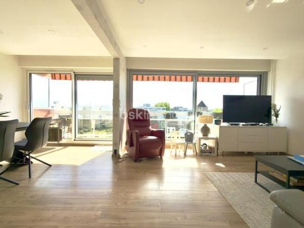 Situé au 7ème étage dans une résidence sécurisée construite en 1972, découvrez ce bel appartement de 78 m² offrant de beaux volumes et de nombreux atouts au centre de Mulhouse.

Vous recherchez un appartement spacieux, lumineux et évolutif ? Découvrez ce T3 de 78 m² offrant la possibilité de créer une 3ᵉ chambre, idéal pour une famille.

 Ses atouts :

2 chambres avec possibilité d'une 3ᵉ
Séjour lumineux
Cuisine équipée
Salle d'eau avec douche à l'italienne, toilette séparé
Nombreux rangements
Garage privatif
Cave de 10 m²
Ascenseur
Vue dégagée

 Chauffage collectif au gaz avec compteur individuel (répartition selon consommation)

 Prix : 145 000 €
 Taxe foncière : 1 388 €/an
 Charges de copropriété : 306 €/mois (incluant notamment le chauffage collectif)

 Une visite s'impose pour découvrir tout le potentiel de ce bien !