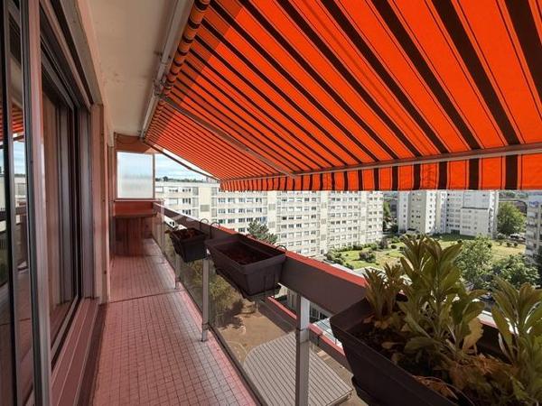 Situé au 7ème étage dans une résidence sécurisée construite en 1972, découvrez ce bel appartement de 78 m² offrant de beaux volumes et de nombreux atouts au centre de Mulhouse.

Vous recherchez un appartement spacieux, lumineux et évolutif ? Découvrez ce T3 de 78 m² offrant la possibilité de créer une 3ᵉ chambre, idéal pour une famille.

 Ses atouts :

2 chambres avec possibilité d'une 3ᵉ
Séjour lumineux
Cuisine équipée
Salle d'eau avec douche à l'italienne, toilette séparé
Nombreux rangements
Garage privatif
Cave de 10 m²
Ascenseur
Vue dégagée

 Chauffage collectif au gaz avec compteur individuel (répartition selon consommation)

 Prix : 145 000 €
 Taxe foncière : 1 388 €/an
 Charges de copropriété : 306 €/mois (incluant notamment le chauffage collectif)

 Une visite s'impose pour découvrir tout le potentiel de ce bien !