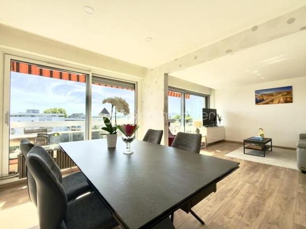 Situé au 7ème étage dans une résidence sécurisée construite en 1972, découvrez ce bel appartement de 78 m² offrant de beaux volumes et de nombreux atouts au centre de Mulhouse.

Vous recherchez un appartement spacieux, lumineux et évolutif ? Découvrez ce T3 de 78 m² offrant la possibilité de créer une 3ᵉ chambre, idéal pour une famille.

 Ses atouts :

2 chambres avec possibilité d'une 3ᵉ
Séjour lumineux
Cuisine équipée
Salle d'eau avec douche à l'italienne, toilette séparé
Nombreux rangements
Garage privatif
Cave de 10 m²
Ascenseur
Vue dégagée

 Chauffage collectif au gaz avec compteur individuel (répartition selon consommation)

 Prix : 145 000 €
 Taxe foncière : 1 388 €/an
 Charges de copropriété : 306 €/mois (incluant notamment le chauffage collectif)

 Une visite s'impose pour découvrir tout le potentiel de ce bien !