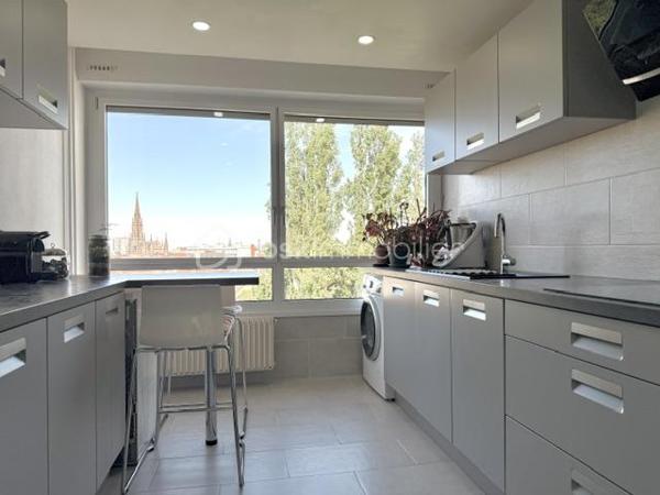 Situé au 7ème étage dans une résidence sécurisée construite en 1972, découvrez ce bel appartement de 78 m² offrant de beaux volumes et de nombreux atouts au centre de Mulhouse.

Vous recherchez un appartement spacieux, lumineux et évolutif ? Découvrez ce T3 de 78 m² offrant la possibilité de créer une 3ᵉ chambre, idéal pour une famille.

 Ses atouts :

2 chambres avec possibilité d'une 3ᵉ
Séjour lumineux
Cuisine équipée
Salle d'eau avec douche à l'italienne, toilette séparé
Nombreux rangements
Garage privatif
Cave de 10 m²
Ascenseur
Vue dégagée

 Chauffage collectif au gaz avec compteur individuel (répartition selon consommation)

 Prix : 145 000 €
 Taxe foncière : 1 388 €/an
 Charges de copropriété : 306 €/mois (incluant notamment le chauffage collectif)

 Une visite s'impose pour découvrir tout le potentiel de ce bien !