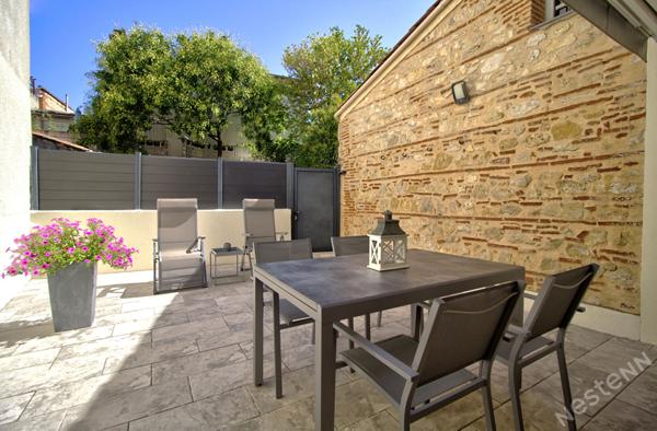 AGEN CENTRE VILLE - Maison de caractère en pierre de 192 m² avec 5 chambres, garage, extérieur dans un quartier proche de tous les commerces.
