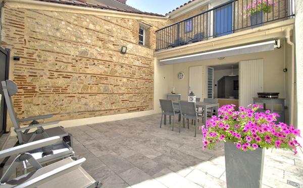 AGEN CENTRE VILLE - Maison de caractère en pierre de 192 m² avec 5 chambres, garage, extérieur dans un quartier proche de tous les commerces.