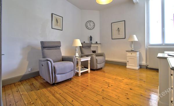 AGEN CENTRE VILLE - Maison de caractère en pierre de 192 m² avec 5 chambres, garage, extérieur dans un quartier proche de tous les commerces.