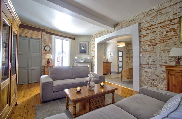 AGEN CENTRE VILLE - Maison de caractère en pierre de 192 m² avec 5 chambres, garage, extérieur dans un quartier proche de tous les commerces.