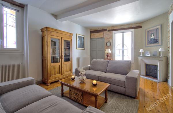 AGEN CENTRE VILLE - Maison de caractère en pierre de 192 m² avec 5 chambres, garage, extérieur dans un quartier proche de tous les commerces.