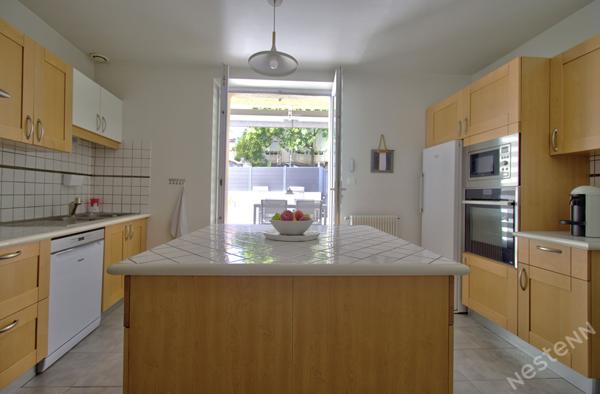 AGEN CENTRE VILLE - Maison de caractère en pierre de 192 m² avec 5 chambres, garage, extérieur dans un quartier proche de tous les commerces.