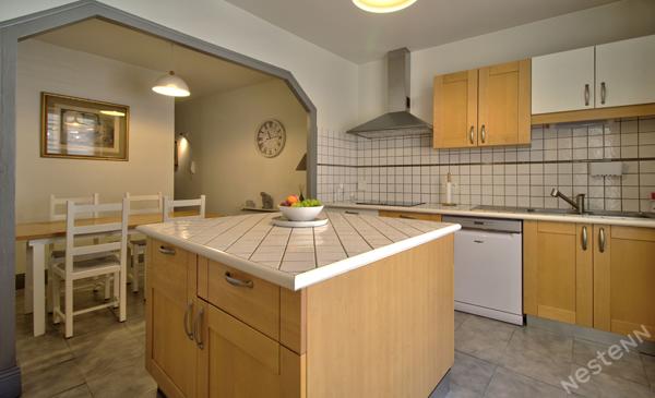AGEN CENTRE VILLE - Maison de caractère en pierre de 192 m² avec 5 chambres, garage, extérieur dans un quartier proche de tous les commerces.