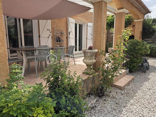 Entre Montpellier et Sète, une villa familiale où il fait bon vivre…
Située à Gigean, commune très appréciée entre Montpellier et Sète, cette maison bénéficie d'un emplacement stratégique. L'accès rapide à l'autoroute A9 facilite les déplacements quotidiens, tandis que les plages méditerranéennes, le bassin de Thau, ses célèbres huîtres, ses ports et ses paysages naturels ne sont qu'à quelques minutes. Commerces, écoles, services et infrastructures sont facilement accessibles, offrant un cadre de vie recherché où se conjuguent sérénité et praticité.

Dans un environnement résidentiel calme et recherché, découvrez cette agréable villa de 109 m² de type 5, implantée sur une parcelle arborée de 305 m², mitoyenne uniquement par le garage, offrant ainsi confort, intimité et fonctionnalité.

Dès l'entrée, vous serez séduits par une superbe pièce de vie de 41 m², baignée de lumière, où salon, salle à manger et cuisine entièrement équipée se réunissent dans une atmosphère chaleureuse et conviviale. Climatisé, cet espace est idéal pour partager de précieux moments en famille ou entre amis.

Le rez-de-chaussée accueille également une chambre, parfaite pour une suite parentale, un bureau ou une chambre d'amis.

À l'étage, l'espace nuit se compose de trois belles chambres, dont une équipée de la climatisation, d'un grand dressing ainsi que d'une spacieuse salle de bains lumineuse, pensée pour le confort de toute la famille.

À l'extérieur, le jardin arboré constitue un véritable havre de paix, facile à entretenir, propice aux repas en terrasse, aux jeux des enfants ou simplement aux instants de détente.

Les prestations complètent harmonieusement l'ensemble : grand garage avec mezzanine de rangement, moustiquaires, climatisation réversible dans le séjour et une chambre, chauffage électrique et nombreux espaces de stockage.
Une maison lumineuse, parfaitement entretenue et fonctionnelle, idéale pour accueillir une famille en quête d'un cadre de vie privilégié entre terre et mer.
A visiter sans tarder