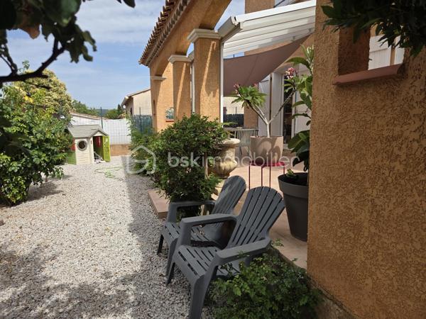 Entre Montpellier et Sète, une villa familiale où il fait bon vivre…
Située à Gigean, commune très appréciée entre Montpellier et Sète, cette maison bénéficie d'un emplacement stratégique. L'accès rapide à l'autoroute A9 facilite les déplacements quotidiens, tandis que les plages méditerranéennes, le bassin de Thau, ses célèbres huîtres, ses ports et ses paysages naturels ne sont qu'à quelques minutes. Commerces, écoles, services et infrastructures sont facilement accessibles, offrant un cadre de vie recherché où se conjuguent sérénité et praticité.

Dans un environnement résidentiel calme et recherché, découvrez cette agréable villa de 109 m² de type 5, implantée sur une parcelle arborée de 305 m², mitoyenne uniquement par le garage, offrant ainsi confort, intimité et fonctionnalité.

Dès l'entrée, vous serez séduits par une superbe pièce de vie de 41 m², baignée de lumière, où salon, salle à manger et cuisine entièrement équipée se réunissent dans une atmosphère chaleureuse et conviviale. Climatisé, cet espace est idéal pour partager de précieux moments en famille ou entre amis.

Le rez-de-chaussée accueille également une chambre, parfaite pour une suite parentale, un bureau ou une chambre d'amis.

À l'étage, l'espace nuit se compose de trois belles chambres, dont une équipée de la climatisation, d'un grand dressing ainsi que d'une spacieuse salle de bains lumineuse, pensée pour le confort de toute la famille.

À l'extérieur, le jardin arboré constitue un véritable havre de paix, facile à entretenir, propice aux repas en terrasse, aux jeux des enfants ou simplement aux instants de détente.

Les prestations complètent harmonieusement l'ensemble : grand garage avec mezzanine de rangement, moustiquaires, climatisation réversible dans le séjour et une chambre, chauffage électrique et nombreux espaces de stockage.
Une maison lumineuse, parfaitement entretenue et fonctionnelle, idéale pour accueillir une famille en quête d'un cadre de vie privilégié entre terre et mer.
A visiter sans tarder