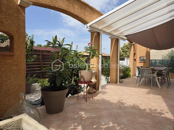 Entre Montpellier et Sète, une villa familiale où il fait bon vivre…
Située à Gigean, commune très appréciée entre Montpellier et Sète, cette maison bénéficie d'un emplacement stratégique. L'accès rapide à l'autoroute A9 facilite les déplacements quotidiens, tandis que les plages méditerranéennes, le bassin de Thau, ses célèbres huîtres, ses ports et ses paysages naturels ne sont qu'à quelques minutes. Commerces, écoles, services et infrastructures sont facilement accessibles, offrant un cadre de vie recherché où se conjuguent sérénité et praticité.

Dans un environnement résidentiel calme et recherché, découvrez cette agréable villa de 109 m² de type 5, implantée sur une parcelle arborée de 305 m², mitoyenne uniquement par le garage, offrant ainsi confort, intimité et fonctionnalité.

Dès l'entrée, vous serez séduits par une superbe pièce de vie de 41 m², baignée de lumière, où salon, salle à manger et cuisine entièrement équipée se réunissent dans une atmosphère chaleureuse et conviviale. Climatisé, cet espace est idéal pour partager de précieux moments en famille ou entre amis.

Le rez-de-chaussée accueille également une chambre, parfaite pour une suite parentale, un bureau ou une chambre d'amis.

À l'étage, l'espace nuit se compose de trois belles chambres, dont une équipée de la climatisation, d'un grand dressing ainsi que d'une spacieuse salle de bains lumineuse, pensée pour le confort de toute la famille.

À l'extérieur, le jardin arboré constitue un véritable havre de paix, facile à entretenir, propice aux repas en terrasse, aux jeux des enfants ou simplement aux instants de détente.

Les prestations complètent harmonieusement l'ensemble : grand garage avec mezzanine de rangement, moustiquaires, climatisation réversible dans le séjour et une chambre, chauffage électrique et nombreux espaces de stockage.
Une maison lumineuse, parfaitement entretenue et fonctionnelle, idéale pour accueillir une famille en quête d'un cadre de vie privilégié entre terre et mer.
A visiter sans tarder
