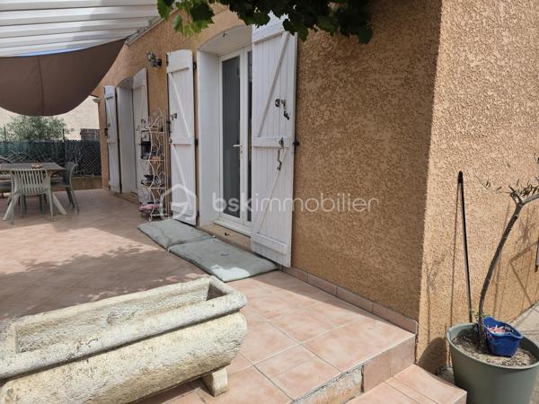 Entre Montpellier et Sète, une villa familiale où il fait bon vivre…
Située à Gigean, commune très appréciée entre Montpellier et Sète, cette maison bénéficie d'un emplacement stratégique. L'accès rapide à l'autoroute A9 facilite les déplacements quotidiens, tandis que les plages méditerranéennes, le bassin de Thau, ses célèbres huîtres, ses ports et ses paysages naturels ne sont qu'à quelques minutes. Commerces, écoles, services et infrastructures sont facilement accessibles, offrant un cadre de vie recherché où se conjuguent sérénité et praticité.

Dans un environnement résidentiel calme et recherché, découvrez cette agréable villa de 109 m² de type 5, implantée sur une parcelle arborée de 305 m², mitoyenne uniquement par le garage, offrant ainsi confort, intimité et fonctionnalité.

Dès l'entrée, vous serez séduits par une superbe pièce de vie de 41 m², baignée de lumière, où salon, salle à manger et cuisine entièrement équipée se réunissent dans une atmosphère chaleureuse et conviviale. Climatisé, cet espace est idéal pour partager de précieux moments en famille ou entre amis.

Le rez-de-chaussée accueille également une chambre, parfaite pour une suite parentale, un bureau ou une chambre d'amis.

À l'étage, l'espace nuit se compose de trois belles chambres, dont une équipée de la climatisation, d'un grand dressing ainsi que d'une spacieuse salle de bains lumineuse, pensée pour le confort de toute la famille.

À l'extérieur, le jardin arboré constitue un véritable havre de paix, facile à entretenir, propice aux repas en terrasse, aux jeux des enfants ou simplement aux instants de détente.

Les prestations complètent harmonieusement l'ensemble : grand garage avec mezzanine de rangement, moustiquaires, climatisation réversible dans le séjour et une chambre, chauffage électrique et nombreux espaces de stockage.
Une maison lumineuse, parfaitement entretenue et fonctionnelle, idéale pour accueillir une famille en quête d'un cadre de vie privilégié entre terre et mer.
A visiter sans tarder