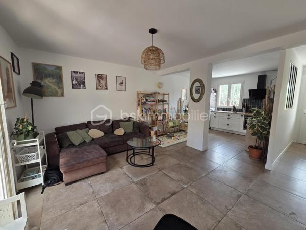 Entre Montpellier et Sète, une villa familiale où il fait bon vivre…
Située à Gigean, commune très appréciée entre Montpellier et Sète, cette maison bénéficie d'un emplacement stratégique. L'accès rapide à l'autoroute A9 facilite les déplacements quotidiens, tandis que les plages méditerranéennes, le bassin de Thau, ses célèbres huîtres, ses ports et ses paysages naturels ne sont qu'à quelques minutes. Commerces, écoles, services et infrastructures sont facilement accessibles, offrant un cadre de vie recherché où se conjuguent sérénité et praticité.

Dans un environnement résidentiel calme et recherché, découvrez cette agréable villa de 109 m² de type 5, implantée sur une parcelle arborée de 305 m², mitoyenne uniquement par le garage, offrant ainsi confort, intimité et fonctionnalité.

Dès l'entrée, vous serez séduits par une superbe pièce de vie de 41 m², baignée de lumière, où salon, salle à manger et cuisine entièrement équipée se réunissent dans une atmosphère chaleureuse et conviviale. Climatisé, cet espace est idéal pour partager de précieux moments en famille ou entre amis.

Le rez-de-chaussée accueille également une chambre, parfaite pour une suite parentale, un bureau ou une chambre d'amis.

À l'étage, l'espace nuit se compose de trois belles chambres, dont une équipée de la climatisation, d'un grand dressing ainsi que d'une spacieuse salle de bains lumineuse, pensée pour le confort de toute la famille.

À l'extérieur, le jardin arboré constitue un véritable havre de paix, facile à entretenir, propice aux repas en terrasse, aux jeux des enfants ou simplement aux instants de détente.

Les prestations complètent harmonieusement l'ensemble : grand garage avec mezzanine de rangement, moustiquaires, climatisation réversible dans le séjour et une chambre, chauffage électrique et nombreux espaces de stockage.
Une maison lumineuse, parfaitement entretenue et fonctionnelle, idéale pour accueillir une famille en quête d'un cadre de vie privilégié entre terre et mer.
A visiter sans tarder