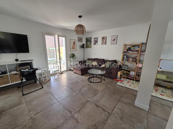 Entre Montpellier et Sète, une villa familiale où il fait bon vivre…
Située à Gigean, commune très appréciée entre Montpellier et Sète, cette maison bénéficie d'un emplacement stratégique. L'accès rapide à l'autoroute A9 facilite les déplacements quotidiens, tandis que les plages méditerranéennes, le bassin de Thau, ses célèbres huîtres, ses ports et ses paysages naturels ne sont qu'à quelques minutes. Commerces, écoles, services et infrastructures sont facilement accessibles, offrant un cadre de vie recherché où se conjuguent sérénité et praticité.

Dans un environnement résidentiel calme et recherché, découvrez cette agréable villa de 109 m² de type 5, implantée sur une parcelle arborée de 305 m², mitoyenne uniquement par le garage, offrant ainsi confort, intimité et fonctionnalité.

Dès l'entrée, vous serez séduits par une superbe pièce de vie de 41 m², baignée de lumière, où salon, salle à manger et cuisine entièrement équipée se réunissent dans une atmosphère chaleureuse et conviviale. Climatisé, cet espace est idéal pour partager de précieux moments en famille ou entre amis.

Le rez-de-chaussée accueille également une chambre, parfaite pour une suite parentale, un bureau ou une chambre d'amis.

À l'étage, l'espace nuit se compose de trois belles chambres, dont une équipée de la climatisation, d'un grand dressing ainsi que d'une spacieuse salle de bains lumineuse, pensée pour le confort de toute la famille.

À l'extérieur, le jardin arboré constitue un véritable havre de paix, facile à entretenir, propice aux repas en terrasse, aux jeux des enfants ou simplement aux instants de détente.

Les prestations complètent harmonieusement l'ensemble : grand garage avec mezzanine de rangement, moustiquaires, climatisation réversible dans le séjour et une chambre, chauffage électrique et nombreux espaces de stockage.
Une maison lumineuse, parfaitement entretenue et fonctionnelle, idéale pour accueillir une famille en quête d'un cadre de vie privilégié entre terre et mer.
A visiter sans tarder