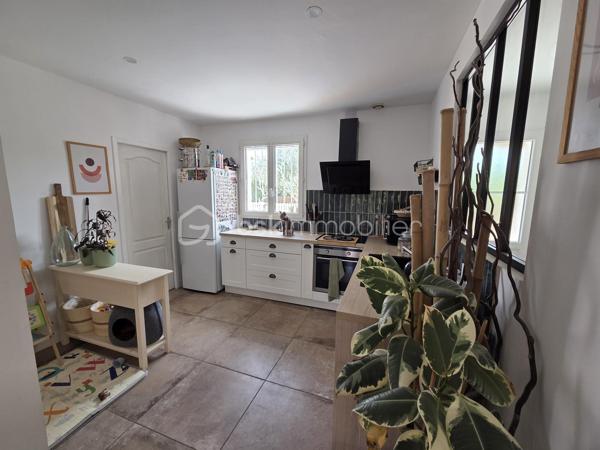 Entre Montpellier et Sète, une villa familiale où il fait bon vivre…
Située à Gigean, commune très appréciée entre Montpellier et Sète, cette maison bénéficie d'un emplacement stratégique. L'accès rapide à l'autoroute A9 facilite les déplacements quotidiens, tandis que les plages méditerranéennes, le bassin de Thau, ses célèbres huîtres, ses ports et ses paysages naturels ne sont qu'à quelques minutes. Commerces, écoles, services et infrastructures sont facilement accessibles, offrant un cadre de vie recherché où se conjuguent sérénité et praticité.

Dans un environnement résidentiel calme et recherché, découvrez cette agréable villa de 109 m² de type 5, implantée sur une parcelle arborée de 305 m², mitoyenne uniquement par le garage, offrant ainsi confort, intimité et fonctionnalité.

Dès l'entrée, vous serez séduits par une superbe pièce de vie de 41 m², baignée de lumière, où salon, salle à manger et cuisine entièrement équipée se réunissent dans une atmosphère chaleureuse et conviviale. Climatisé, cet espace est idéal pour partager de précieux moments en famille ou entre amis.

Le rez-de-chaussée accueille également une chambre, parfaite pour une suite parentale, un bureau ou une chambre d'amis.

À l'étage, l'espace nuit se compose de trois belles chambres, dont une équipée de la climatisation, d'un grand dressing ainsi que d'une spacieuse salle de bains lumineuse, pensée pour le confort de toute la famille.

À l'extérieur, le jardin arboré constitue un véritable havre de paix, facile à entretenir, propice aux repas en terrasse, aux jeux des enfants ou simplement aux instants de détente.

Les prestations complètent harmonieusement l'ensemble : grand garage avec mezzanine de rangement, moustiquaires, climatisation réversible dans le séjour et une chambre, chauffage électrique et nombreux espaces de stockage.
Une maison lumineuse, parfaitement entretenue et fonctionnelle, idéale pour accueillir une famille en quête d'un cadre de vie privilégié entre terre et mer.
A visiter sans tarder