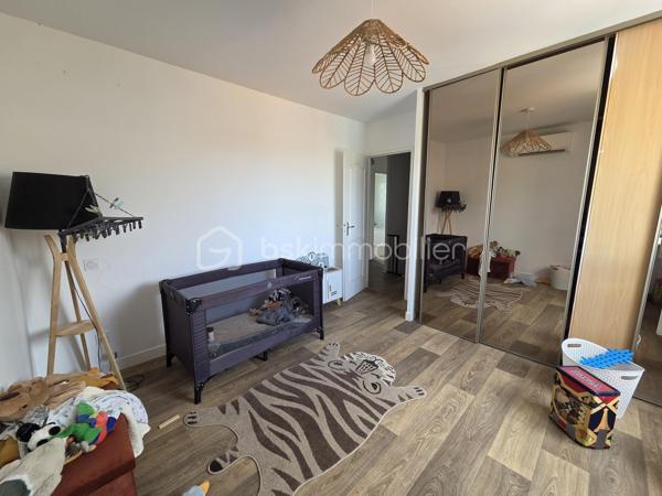 Entre Montpellier et Sète, une villa familiale où il fait bon vivre…
Située à Gigean, commune très appréciée entre Montpellier et Sète, cette maison bénéficie d'un emplacement stratégique. L'accès rapide à l'autoroute A9 facilite les déplacements quotidiens, tandis que les plages méditerranéennes, le bassin de Thau, ses célèbres huîtres, ses ports et ses paysages naturels ne sont qu'à quelques minutes. Commerces, écoles, services et infrastructures sont facilement accessibles, offrant un cadre de vie recherché où se conjuguent sérénité et praticité.

Dans un environnement résidentiel calme et recherché, découvrez cette agréable villa de 109 m² de type 5, implantée sur une parcelle arborée de 305 m², mitoyenne uniquement par le garage, offrant ainsi confort, intimité et fonctionnalité.

Dès l'entrée, vous serez séduits par une superbe pièce de vie de 41 m², baignée de lumière, où salon, salle à manger et cuisine entièrement équipée se réunissent dans une atmosphère chaleureuse et conviviale. Climatisé, cet espace est idéal pour partager de précieux moments en famille ou entre amis.

Le rez-de-chaussée accueille également une chambre, parfaite pour une suite parentale, un bureau ou une chambre d'amis.

À l'étage, l'espace nuit se compose de trois belles chambres, dont une équipée de la climatisation, d'un grand dressing ainsi que d'une spacieuse salle de bains lumineuse, pensée pour le confort de toute la famille.

À l'extérieur, le jardin arboré constitue un véritable havre de paix, facile à entretenir, propice aux repas en terrasse, aux jeux des enfants ou simplement aux instants de détente.

Les prestations complètent harmonieusement l'ensemble : grand garage avec mezzanine de rangement, moustiquaires, climatisation réversible dans le séjour et une chambre, chauffage électrique et nombreux espaces de stockage.
Une maison lumineuse, parfaitement entretenue et fonctionnelle, idéale pour accueillir une famille en quête d'un cadre de vie privilégié entre terre et mer.
A visiter sans tarder