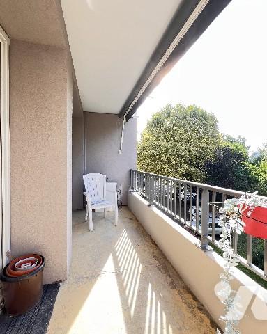 Ecully - T3 avec balcon et vue dégagée dans résidence rénovée avec parking, gardien et tennis.