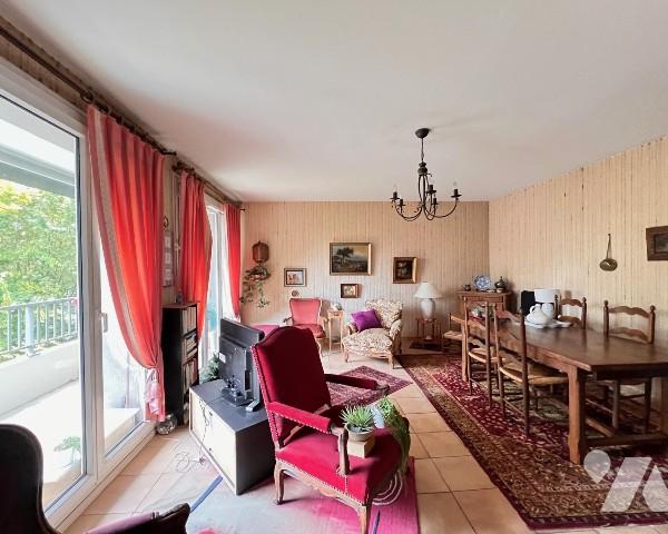 Ecully - T3 avec balcon et vue dégagée dans résidence rénovée avec parking, gardien et tennis.