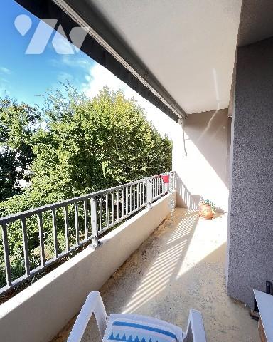 Ecully - T3 avec balcon et vue dégagée dans résidence rénovée avec parking, gardien et tennis.