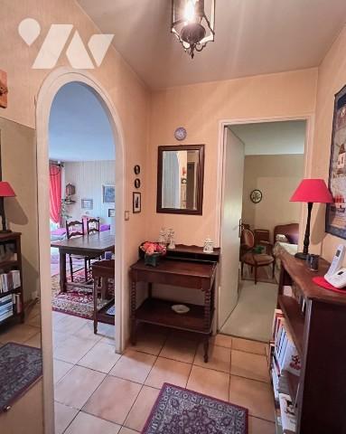 Ecully - T3 avec balcon et vue dégagée dans résidence rénovée avec parking, gardien et tennis.