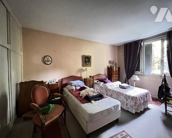 Ecully - T3 avec balcon et vue dégagée dans résidence rénovée avec parking, gardien et tennis.