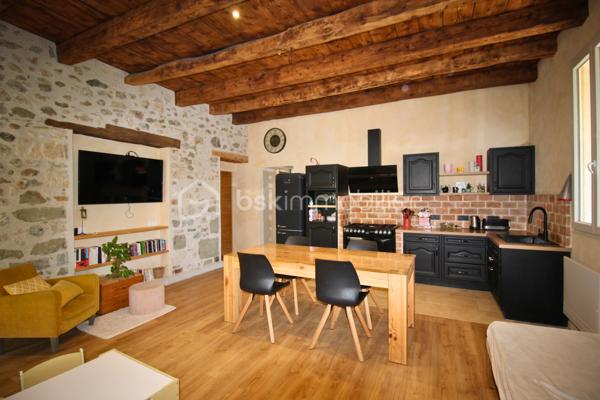 A Motz, paisible hameau de Châteaufort, découvrez cette maison mitoyenne atypique de 94m² habitable sur 3 niveaux répartis comme suit :
RDC : Espace indépendant d’environ 45 m², avec entrée indépendante, comprenant une cuisine, une chambre/dressing, une salle d’eau et une buanderie. Un espace fonctionnel et polyvalent avec quelques finitions à prévoir.

R+1 : Pièce de vie chaleureuse et authentique. 31m² rénovés avec soin qui desservent une pièce attenante de 9m² pouvant servir de chambre, salle de jeux ou salon, la salle de douche avec WC de 7m² ainsi que la véranda exposée à ouest qui pourra être modernisée selon vos envies. 
R+2 : Environ 50 m² de combles déjà isolées à finir d'aménager, offrant la possibilité de créer 3 chambres, dont une avec salle d’eau et un dressing.

L’ensemble bénéficie également d’une cave voûtée d’environ 15 m², d’une pièce indépendante aménagée d’environ 5 m².
Un petit espace vert côté nord ainsi que le terrain non attenant de 360 m² avec fontaine partagée, potager et 3 places de stationnement s'ajoutent à cette propriété. 

Un budget d’environ 50 000 € est à prévoir pour finaliser l’aménagement des combles.

Une maison pleine de charme et de possibilités, idéale pour les amateurs de projets souhaitant créer un lieu de vie à leur image et atteindre, à terme, environ 150 m² habitables.
