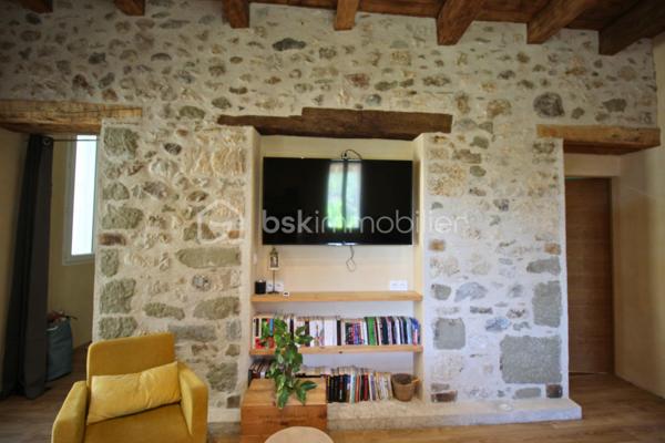 A Motz, paisible hameau de Châteaufort, découvrez cette maison mitoyenne atypique de 94m² habitable sur 3 niveaux répartis comme suit :
RDC : Espace indépendant d’environ 45 m², avec entrée indépendante, comprenant une cuisine, une chambre/dressing, une salle d’eau et une buanderie. Un espace fonctionnel et polyvalent avec quelques finitions à prévoir.

R+1 : Pièce de vie chaleureuse et authentique. 31m² rénovés avec soin qui desservent une pièce attenante de 9m² pouvant servir de chambre, salle de jeux ou salon, la salle de douche avec WC de 7m² ainsi que la véranda exposée à ouest qui pourra être modernisée selon vos envies. 
R+2 : Environ 50 m² de combles déjà isolées à finir d'aménager, offrant la possibilité de créer 3 chambres, dont une avec salle d’eau et un dressing.

L’ensemble bénéficie également d’une cave voûtée d’environ 15 m², d’une pièce indépendante aménagée d’environ 5 m².
Un petit espace vert côté nord ainsi que le terrain non attenant de 360 m² avec fontaine partagée, potager et 3 places de stationnement s'ajoutent à cette propriété. 

Un budget d’environ 50 000 € est à prévoir pour finaliser l’aménagement des combles.

Une maison pleine de charme et de possibilités, idéale pour les amateurs de projets souhaitant créer un lieu de vie à leur image et atteindre, à terme, environ 150 m² habitables.