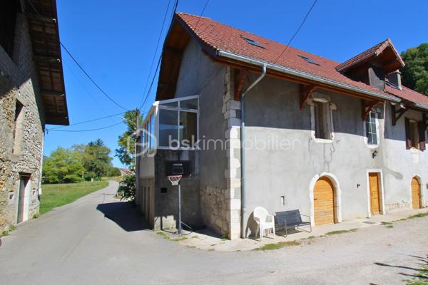 A Motz, paisible hameau de Châteaufort, découvrez cette maison mitoyenne atypique de 94m² habitable sur 3 niveaux répartis comme suit :
RDC : Espace indépendant d’environ 45 m², avec entrée indépendante, comprenant une cuisine, une chambre/dressing, une salle d’eau et une buanderie. Un espace fonctionnel et polyvalent avec quelques finitions à prévoir.

R+1 : Pièce de vie chaleureuse et authentique. 31m² rénovés avec soin qui desservent une pièce attenante de 9m² pouvant servir de chambre, salle de jeux ou salon, la salle de douche avec WC de 7m² ainsi que la véranda exposée à ouest qui pourra être modernisée selon vos envies. 
R+2 : Environ 50 m² de combles déjà isolées à finir d'aménager, offrant la possibilité de créer 3 chambres, dont une avec salle d’eau et un dressing.

L’ensemble bénéficie également d’une cave voûtée d’environ 15 m², d’une pièce indépendante aménagée d’environ 5 m².
Un petit espace vert côté nord ainsi que le terrain non attenant de 360 m² avec fontaine partagée, potager et 3 places de stationnement s'ajoutent à cette propriété. 

Un budget d’environ 50 000 € est à prévoir pour finaliser l’aménagement des combles.

Une maison pleine de charme et de possibilités, idéale pour les amateurs de projets souhaitant créer un lieu de vie à leur image et atteindre, à terme, environ 150 m² habitables.