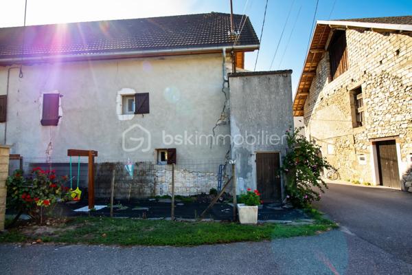 A Motz, paisible hameau de Châteaufort, découvrez cette maison mitoyenne atypique de 94m² habitable sur 3 niveaux répartis comme suit :
RDC : Espace indépendant d’environ 45 m², avec entrée indépendante, comprenant une cuisine, une chambre/dressing, une salle d’eau et une buanderie. Un espace fonctionnel et polyvalent avec quelques finitions à prévoir.

R+1 : Pièce de vie chaleureuse et authentique. 31m² rénovés avec soin qui desservent une pièce attenante de 9m² pouvant servir de chambre, salle de jeux ou salon, la salle de douche avec WC de 7m² ainsi que la véranda exposée à ouest qui pourra être modernisée selon vos envies. 
R+2 : Environ 50 m² de combles déjà isolées à finir d'aménager, offrant la possibilité de créer 3 chambres, dont une avec salle d’eau et un dressing.

L’ensemble bénéficie également d’une cave voûtée d’environ 15 m², d’une pièce indépendante aménagée d’environ 5 m².
Un petit espace vert côté nord ainsi que le terrain non attenant de 360 m² avec fontaine partagée, potager et 3 places de stationnement s'ajoutent à cette propriété. 

Un budget d’environ 50 000 € est à prévoir pour finaliser l’aménagement des combles.

Une maison pleine de charme et de possibilités, idéale pour les amateurs de projets souhaitant créer un lieu de vie à leur image et atteindre, à terme, environ 150 m² habitables.