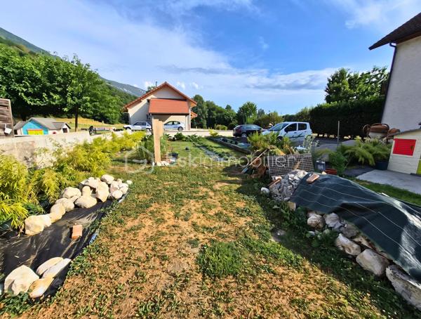 A Motz, paisible hameau de Châteaufort, découvrez cette maison mitoyenne atypique de 94m² habitable sur 3 niveaux répartis comme suit :
RDC : Espace indépendant d’environ 45 m², avec entrée indépendante, comprenant une cuisine, une chambre/dressing, une salle d’eau et une buanderie. Un espace fonctionnel et polyvalent avec quelques finitions à prévoir.

R+1 : Pièce de vie chaleureuse et authentique. 31m² rénovés avec soin qui desservent une pièce attenante de 9m² pouvant servir de chambre, salle de jeux ou salon, la salle de douche avec WC de 7m² ainsi que la véranda exposée à ouest qui pourra être modernisée selon vos envies. 
R+2 : Environ 50 m² de combles déjà isolées à finir d'aménager, offrant la possibilité de créer 3 chambres, dont une avec salle d’eau et un dressing.

L’ensemble bénéficie également d’une cave voûtée d’environ 15 m², d’une pièce indépendante aménagée d’environ 5 m².
Un petit espace vert côté nord ainsi que le terrain non attenant de 360 m² avec fontaine partagée, potager et 3 places de stationnement s'ajoutent à cette propriété. 

Un budget d’environ 50 000 € est à prévoir pour finaliser l’aménagement des combles.

Une maison pleine de charme et de possibilités, idéale pour les amateurs de projets souhaitant créer un lieu de vie à leur image et atteindre, à terme, environ 150 m² habitables.