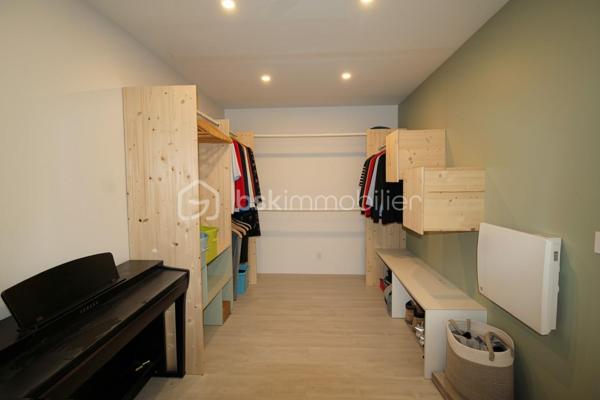 A Motz, paisible hameau de Châteaufort, découvrez cette maison mitoyenne atypique de 94m² habitable sur 3 niveaux répartis comme suit :
RDC : Espace indépendant d’environ 45 m², avec entrée indépendante, comprenant une cuisine, une chambre/dressing, une salle d’eau et une buanderie. Un espace fonctionnel et polyvalent avec quelques finitions à prévoir.

R+1 : Pièce de vie chaleureuse et authentique. 31m² rénovés avec soin qui desservent une pièce attenante de 9m² pouvant servir de chambre, salle de jeux ou salon, la salle de douche avec WC de 7m² ainsi que la véranda exposée à ouest qui pourra être modernisée selon vos envies. 
R+2 : Environ 50 m² de combles déjà isolées à finir d'aménager, offrant la possibilité de créer 3 chambres, dont une avec salle d’eau et un dressing.

L’ensemble bénéficie également d’une cave voûtée d’environ 15 m², d’une pièce indépendante aménagée d’environ 5 m².
Un petit espace vert côté nord ainsi que le terrain non attenant de 360 m² avec fontaine partagée, potager et 3 places de stationnement s'ajoutent à cette propriété. 

Un budget d’environ 50 000 € est à prévoir pour finaliser l’aménagement des combles.

Une maison pleine de charme et de possibilités, idéale pour les amateurs de projets souhaitant créer un lieu de vie à leur image et atteindre, à terme, environ 150 m² habitables.