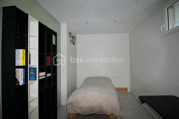 A Motz, paisible hameau de Châteaufort, découvrez cette maison mitoyenne atypique de 94m² habitable sur 3 niveaux répartis comme suit :
RDC : Espace indépendant d’environ 45 m², avec entrée indépendante, comprenant une cuisine, une chambre/dressing, une salle d’eau et une buanderie. Un espace fonctionnel et polyvalent avec quelques finitions à prévoir.

R+1 : Pièce de vie chaleureuse et authentique. 31m² rénovés avec soin qui desservent une pièce attenante de 9m² pouvant servir de chambre, salle de jeux ou salon, la salle de douche avec WC de 7m² ainsi que la véranda exposée à ouest qui pourra être modernisée selon vos envies. 
R+2 : Environ 50 m² de combles déjà isolées à finir d'aménager, offrant la possibilité de créer 3 chambres, dont une avec salle d’eau et un dressing.

L’ensemble bénéficie également d’une cave voûtée d’environ 15 m², d’une pièce indépendante aménagée d’environ 5 m².
Un petit espace vert côté nord ainsi que le terrain non attenant de 360 m² avec fontaine partagée, potager et 3 places de stationnement s'ajoutent à cette propriété. 

Un budget d’environ 50 000 € est à prévoir pour finaliser l’aménagement des combles.

Une maison pleine de charme et de possibilités, idéale pour les amateurs de projets souhaitant créer un lieu de vie à leur image et atteindre, à terme, environ 150 m² habitables.