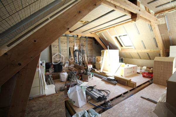 A Motz, paisible hameau de Châteaufort, découvrez cette maison mitoyenne atypique de 94m² habitable sur 3 niveaux répartis comme suit :
RDC : Espace indépendant d’environ 45 m², avec entrée indépendante, comprenant une cuisine, une chambre/dressing, une salle d’eau et une buanderie. Un espace fonctionnel et polyvalent avec quelques finitions à prévoir.

R+1 : Pièce de vie chaleureuse et authentique. 31m² rénovés avec soin qui desservent une pièce attenante de 9m² pouvant servir de chambre, salle de jeux ou salon, la salle de douche avec WC de 7m² ainsi que la véranda exposée à ouest qui pourra être modernisée selon vos envies. 
R+2 : Environ 50 m² de combles déjà isolées à finir d'aménager, offrant la possibilité de créer 3 chambres, dont une avec salle d’eau et un dressing.

L’ensemble bénéficie également d’une cave voûtée d’environ 15 m², d’une pièce indépendante aménagée d’environ 5 m².
Un petit espace vert côté nord ainsi que le terrain non attenant de 360 m² avec fontaine partagée, potager et 3 places de stationnement s'ajoutent à cette propriété. 

Un budget d’environ 50 000 € est à prévoir pour finaliser l’aménagement des combles.

Une maison pleine de charme et de possibilités, idéale pour les amateurs de projets souhaitant créer un lieu de vie à leur image et atteindre, à terme, environ 150 m² habitables.