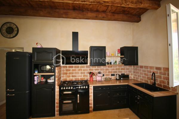 A Motz, paisible hameau de Châteaufort, découvrez cette maison mitoyenne atypique de 94m² habitable sur 3 niveaux répartis comme suit :
RDC : Espace indépendant d’environ 45 m², avec entrée indépendante, comprenant une cuisine, une chambre/dressing, une salle d’eau et une buanderie. Un espace fonctionnel et polyvalent avec quelques finitions à prévoir.

R+1 : Pièce de vie chaleureuse et authentique. 31m² rénovés avec soin qui desservent une pièce attenante de 9m² pouvant servir de chambre, salle de jeux ou salon, la salle de douche avec WC de 7m² ainsi que la véranda exposée à ouest qui pourra être modernisée selon vos envies. 
R+2 : Environ 50 m² de combles déjà isolées à finir d'aménager, offrant la possibilité de créer 3 chambres, dont une avec salle d’eau et un dressing.

L’ensemble bénéficie également d’une cave voûtée d’environ 15 m², d’une pièce indépendante aménagée d’environ 5 m².
Un petit espace vert côté nord ainsi que le terrain non attenant de 360 m² avec fontaine partagée, potager et 3 places de stationnement s'ajoutent à cette propriété. 

Un budget d’environ 50 000 € est à prévoir pour finaliser l’aménagement des combles.

Une maison pleine de charme et de possibilités, idéale pour les amateurs de projets souhaitant créer un lieu de vie à leur image et atteindre, à terme, environ 150 m² habitables.