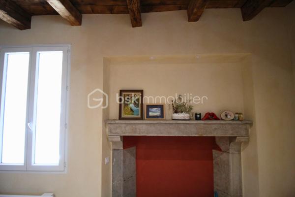 A Motz, paisible hameau de Châteaufort, découvrez cette maison mitoyenne atypique de 94m² habitable sur 3 niveaux répartis comme suit :
RDC : Espace indépendant d’environ 45 m², avec entrée indépendante, comprenant une cuisine, une chambre/dressing, une salle d’eau et une buanderie. Un espace fonctionnel et polyvalent avec quelques finitions à prévoir.

R+1 : Pièce de vie chaleureuse et authentique. 31m² rénovés avec soin qui desservent une pièce attenante de 9m² pouvant servir de chambre, salle de jeux ou salon, la salle de douche avec WC de 7m² ainsi que la véranda exposée à ouest qui pourra être modernisée selon vos envies. 
R+2 : Environ 50 m² de combles déjà isolées à finir d'aménager, offrant la possibilité de créer 3 chambres, dont une avec salle d’eau et un dressing.

L’ensemble bénéficie également d’une cave voûtée d’environ 15 m², d’une pièce indépendante aménagée d’environ 5 m².
Un petit espace vert côté nord ainsi que le terrain non attenant de 360 m² avec fontaine partagée, potager et 3 places de stationnement s'ajoutent à cette propriété. 

Un budget d’environ 50 000 € est à prévoir pour finaliser l’aménagement des combles.

Une maison pleine de charme et de possibilités, idéale pour les amateurs de projets souhaitant créer un lieu de vie à leur image et atteindre, à terme, environ 150 m² habitables.