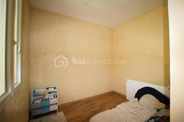 A Motz, paisible hameau de Châteaufort, découvrez cette maison mitoyenne atypique de 94m² habitable sur 3 niveaux répartis comme suit :
RDC : Espace indépendant d’environ 45 m², avec entrée indépendante, comprenant une cuisine, une chambre/dressing, une salle d’eau et une buanderie. Un espace fonctionnel et polyvalent avec quelques finitions à prévoir.

R+1 : Pièce de vie chaleureuse et authentique. 31m² rénovés avec soin qui desservent une pièce attenante de 9m² pouvant servir de chambre, salle de jeux ou salon, la salle de douche avec WC de 7m² ainsi que la véranda exposée à ouest qui pourra être modernisée selon vos envies. 
R+2 : Environ 50 m² de combles déjà isolées à finir d'aménager, offrant la possibilité de créer 3 chambres, dont une avec salle d’eau et un dressing.

L’ensemble bénéficie également d’une cave voûtée d’environ 15 m², d’une pièce indépendante aménagée d’environ 5 m².
Un petit espace vert côté nord ainsi que le terrain non attenant de 360 m² avec fontaine partagée, potager et 3 places de stationnement s'ajoutent à cette propriété. 

Un budget d’environ 50 000 € est à prévoir pour finaliser l’aménagement des combles.

Une maison pleine de charme et de possibilités, idéale pour les amateurs de projets souhaitant créer un lieu de vie à leur image et atteindre, à terme, environ 150 m² habitables.
