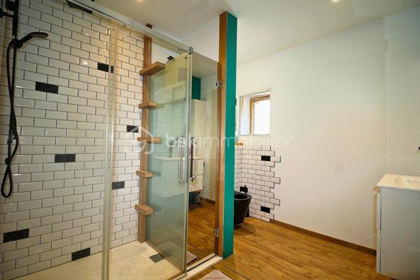 A Motz, paisible hameau de Châteaufort, découvrez cette maison mitoyenne atypique de 94m² habitable sur 3 niveaux répartis comme suit :
RDC : Espace indépendant d’environ 45 m², avec entrée indépendante, comprenant une cuisine, une chambre/dressing, une salle d’eau et une buanderie. Un espace fonctionnel et polyvalent avec quelques finitions à prévoir.

R+1 : Pièce de vie chaleureuse et authentique. 31m² rénovés avec soin qui desservent une pièce attenante de 9m² pouvant servir de chambre, salle de jeux ou salon, la salle de douche avec WC de 7m² ainsi que la véranda exposée à ouest qui pourra être modernisée selon vos envies. 
R+2 : Environ 50 m² de combles déjà isolées à finir d'aménager, offrant la possibilité de créer 3 chambres, dont une avec salle d’eau et un dressing.

L’ensemble bénéficie également d’une cave voûtée d’environ 15 m², d’une pièce indépendante aménagée d’environ 5 m².
Un petit espace vert côté nord ainsi que le terrain non attenant de 360 m² avec fontaine partagée, potager et 3 places de stationnement s'ajoutent à cette propriété. 

Un budget d’environ 50 000 € est à prévoir pour finaliser l’aménagement des combles.

Une maison pleine de charme et de possibilités, idéale pour les amateurs de projets souhaitant créer un lieu de vie à leur image et atteindre, à terme, environ 150 m² habitables.