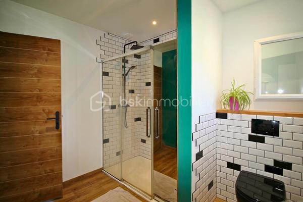 A Motz, paisible hameau de Châteaufort, découvrez cette maison mitoyenne atypique de 94m² habitable sur 3 niveaux répartis comme suit :
RDC : Espace indépendant d’environ 45 m², avec entrée indépendante, comprenant une cuisine, une chambre/dressing, une salle d’eau et une buanderie. Un espace fonctionnel et polyvalent avec quelques finitions à prévoir.

R+1 : Pièce de vie chaleureuse et authentique. 31m² rénovés avec soin qui desservent une pièce attenante de 9m² pouvant servir de chambre, salle de jeux ou salon, la salle de douche avec WC de 7m² ainsi que la véranda exposée à ouest qui pourra être modernisée selon vos envies. 
R+2 : Environ 50 m² de combles déjà isolées à finir d'aménager, offrant la possibilité de créer 3 chambres, dont une avec salle d’eau et un dressing.

L’ensemble bénéficie également d’une cave voûtée d’environ 15 m², d’une pièce indépendante aménagée d’environ 5 m².
Un petit espace vert côté nord ainsi que le terrain non attenant de 360 m² avec fontaine partagée, potager et 3 places de stationnement s'ajoutent à cette propriété. 

Un budget d’environ 50 000 € est à prévoir pour finaliser l’aménagement des combles.

Une maison pleine de charme et de possibilités, idéale pour les amateurs de projets souhaitant créer un lieu de vie à leur image et atteindre, à terme, environ 150 m² habitables.