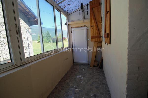 A Motz, paisible hameau de Châteaufort, découvrez cette maison mitoyenne atypique de 94m² habitable sur 3 niveaux répartis comme suit :
RDC : Espace indépendant d’environ 45 m², avec entrée indépendante, comprenant une cuisine, une chambre/dressing, une salle d’eau et une buanderie. Un espace fonctionnel et polyvalent avec quelques finitions à prévoir.

R+1 : Pièce de vie chaleureuse et authentique. 31m² rénovés avec soin qui desservent une pièce attenante de 9m² pouvant servir de chambre, salle de jeux ou salon, la salle de douche avec WC de 7m² ainsi que la véranda exposée à ouest qui pourra être modernisée selon vos envies. 
R+2 : Environ 50 m² de combles déjà isolées à finir d'aménager, offrant la possibilité de créer 3 chambres, dont une avec salle d’eau et un dressing.

L’ensemble bénéficie également d’une cave voûtée d’environ 15 m², d’une pièce indépendante aménagée d’environ 5 m².
Un petit espace vert côté nord ainsi que le terrain non attenant de 360 m² avec fontaine partagée, potager et 3 places de stationnement s'ajoutent à cette propriété. 

Un budget d’environ 50 000 € est à prévoir pour finaliser l’aménagement des combles.

Une maison pleine de charme et de possibilités, idéale pour les amateurs de projets souhaitant créer un lieu de vie à leur image et atteindre, à terme, environ 150 m² habitables.