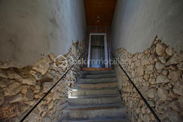 A Motz, paisible hameau de Châteaufort, découvrez cette maison mitoyenne atypique de 94m² habitable sur 3 niveaux répartis comme suit :
RDC : Espace indépendant d’environ 45 m², avec entrée indépendante, comprenant une cuisine, une chambre/dressing, une salle d’eau et une buanderie. Un espace fonctionnel et polyvalent avec quelques finitions à prévoir.

R+1 : Pièce de vie chaleureuse et authentique. 31m² rénovés avec soin qui desservent une pièce attenante de 9m² pouvant servir de chambre, salle de jeux ou salon, la salle de douche avec WC de 7m² ainsi que la véranda exposée à ouest qui pourra être modernisée selon vos envies. 
R+2 : Environ 50 m² de combles déjà isolées à finir d'aménager, offrant la possibilité de créer 3 chambres, dont une avec salle d’eau et un dressing.

L’ensemble bénéficie également d’une cave voûtée d’environ 15 m², d’une pièce indépendante aménagée d’environ 5 m².
Un petit espace vert côté nord ainsi que le terrain non attenant de 360 m² avec fontaine partagée, potager et 3 places de stationnement s'ajoutent à cette propriété. 

Un budget d’environ 50 000 € est à prévoir pour finaliser l’aménagement des combles.

Une maison pleine de charme et de possibilités, idéale pour les amateurs de projets souhaitant créer un lieu de vie à leur image et atteindre, à terme, environ 150 m² habitables.