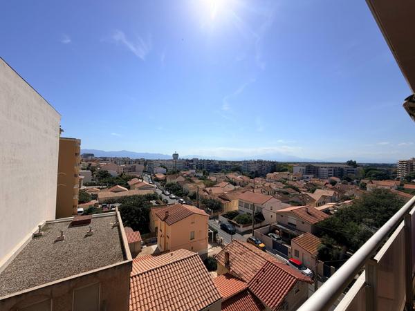 Dernier étage, petite vue mer et Canigou