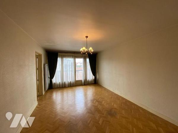 AURILLAC, à vendre, appartement de type 4 situé au 3ème étage d'un immeuble avec ascenseur et s...
