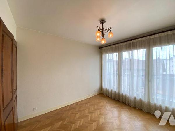AURILLAC, à vendre, appartement de type 4 situé au 3ème étage d'un immeuble avec ascenseur et s...